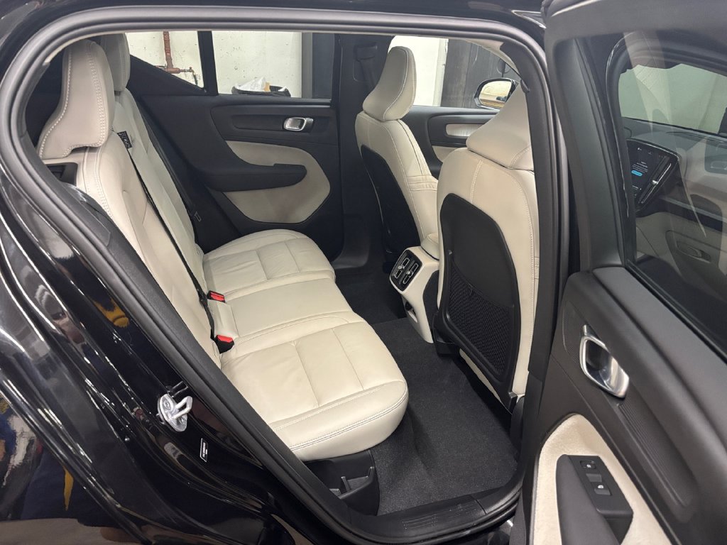 Certified 2024 Volvo XC40 B5 Ultimate w/ Protection Package Premier AWD/4WD image 17