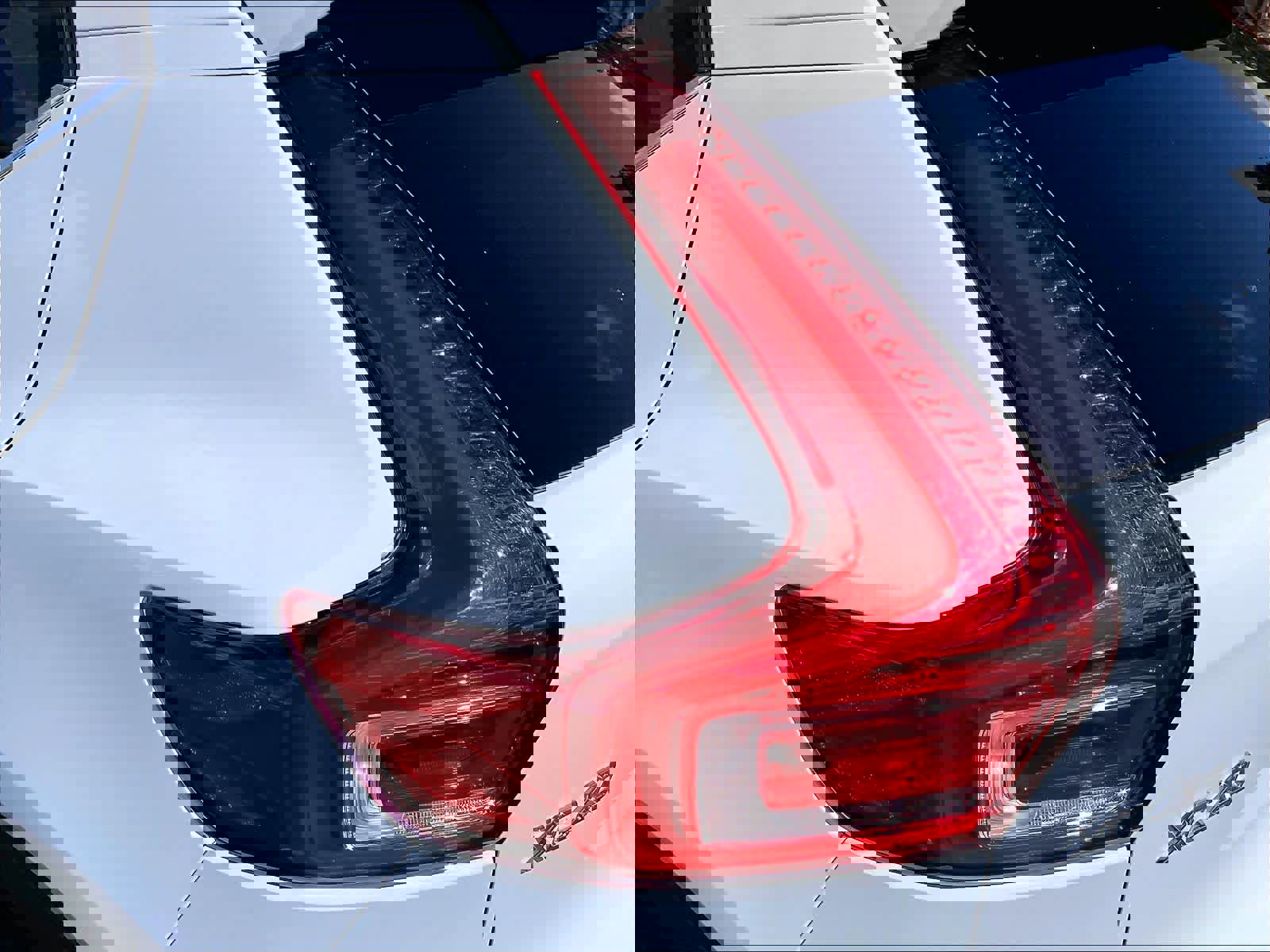 Used 2025 Volvo XC40 B5 Plus image 32