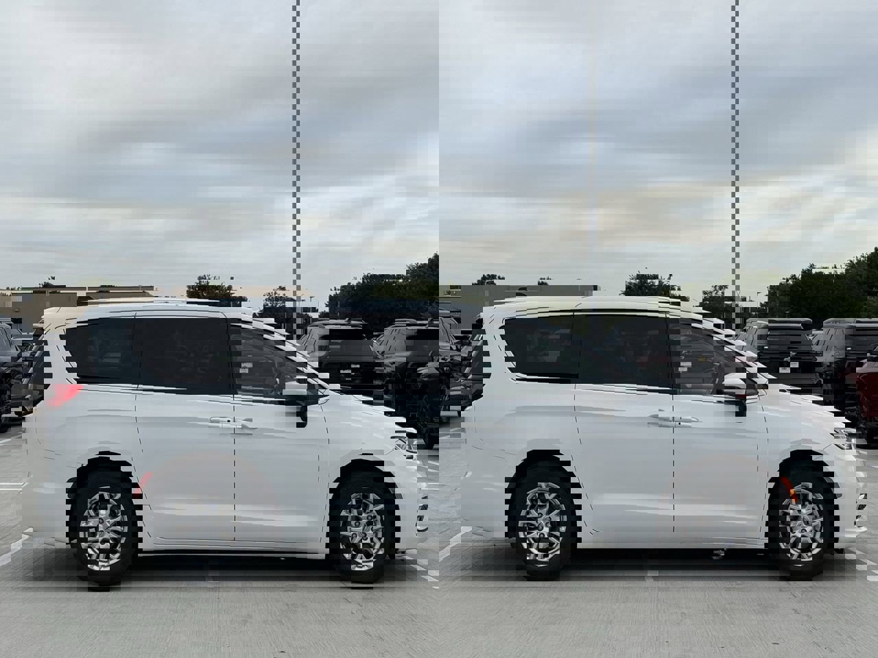 Used 2023 Chrysler Pacifica Touring-L FWD image 3