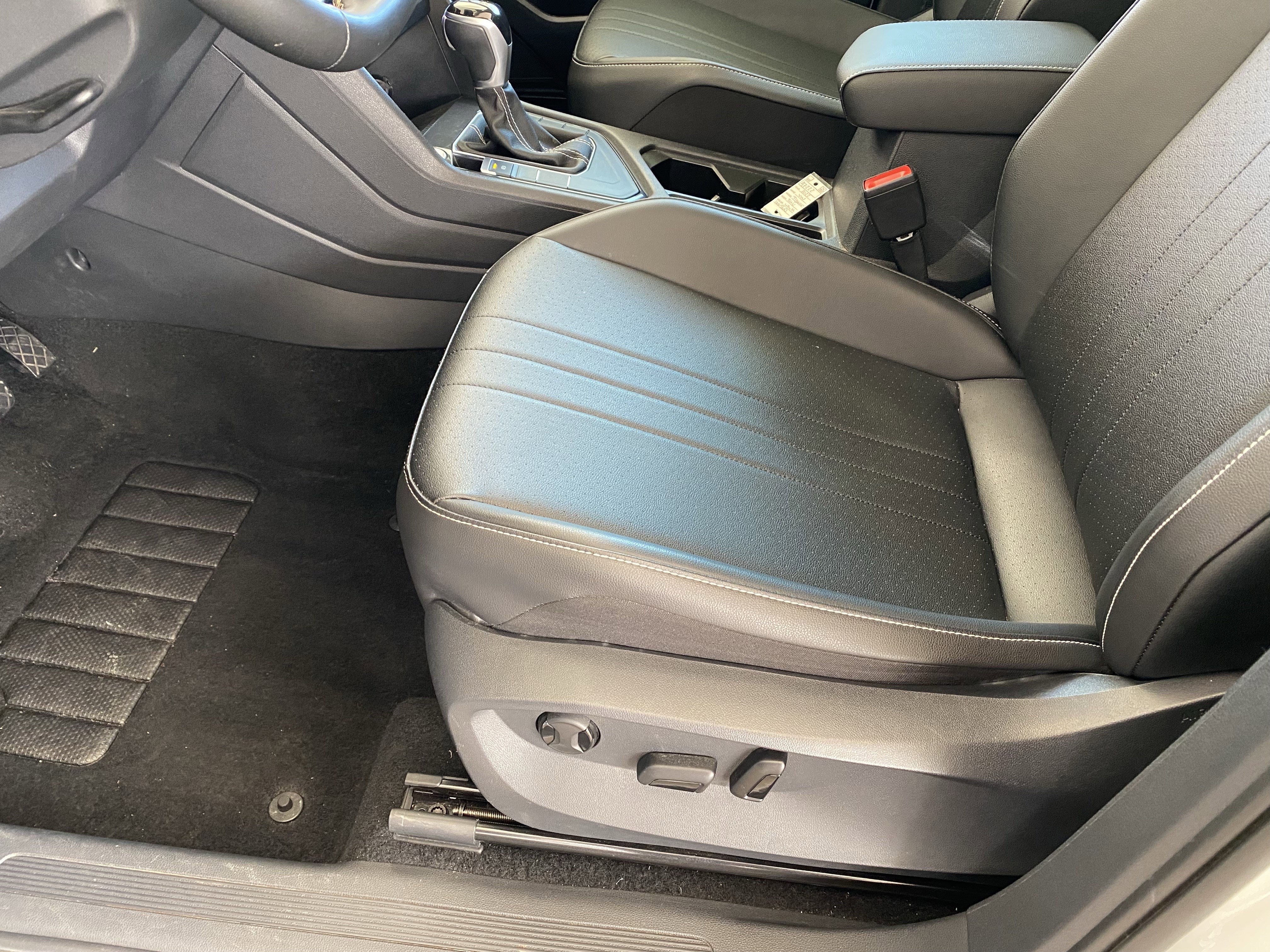 Used 2022 Volkswagen Tiguan SE w/ Panoramic Sunroof Package FWD image 23