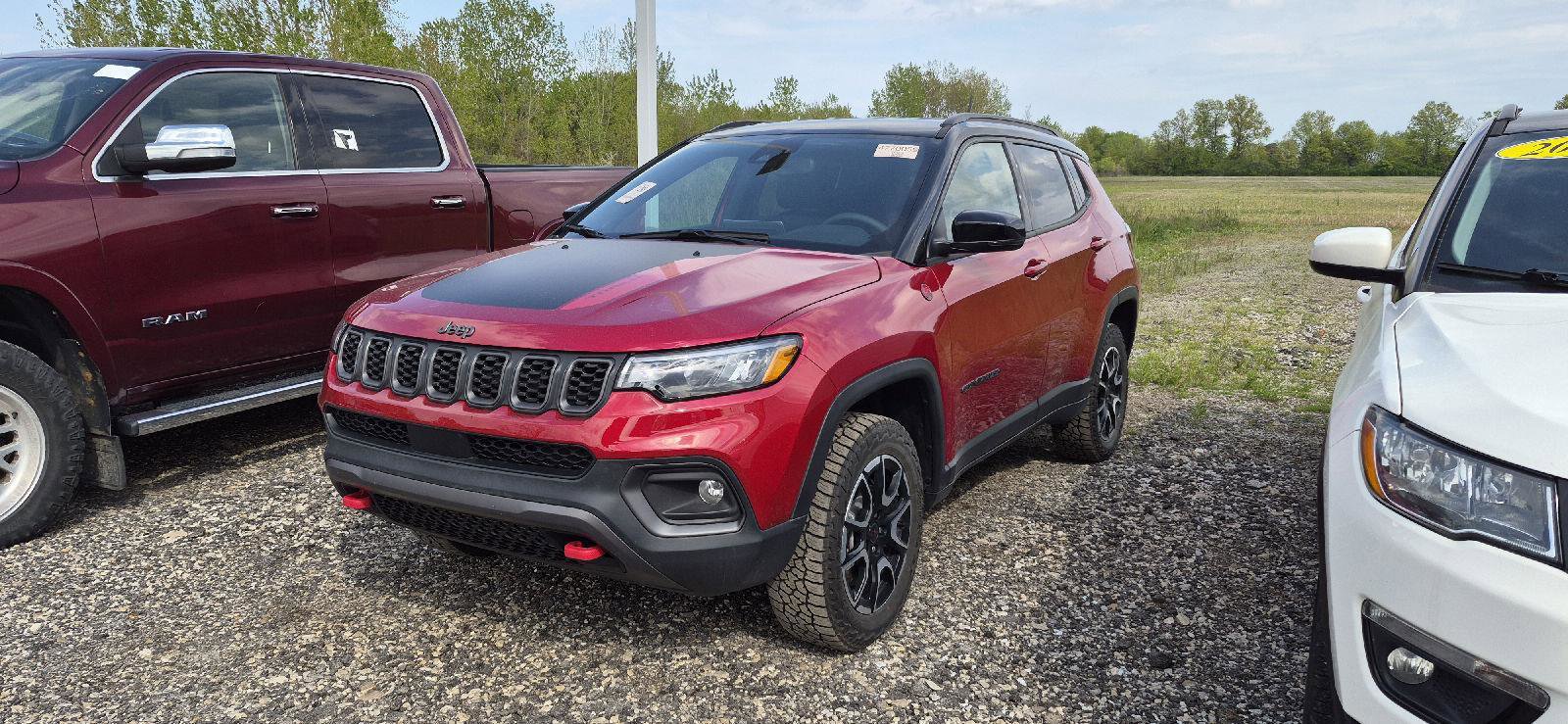 Used 2025 Jeep Compass Trailhawk AWD/4WD image 1