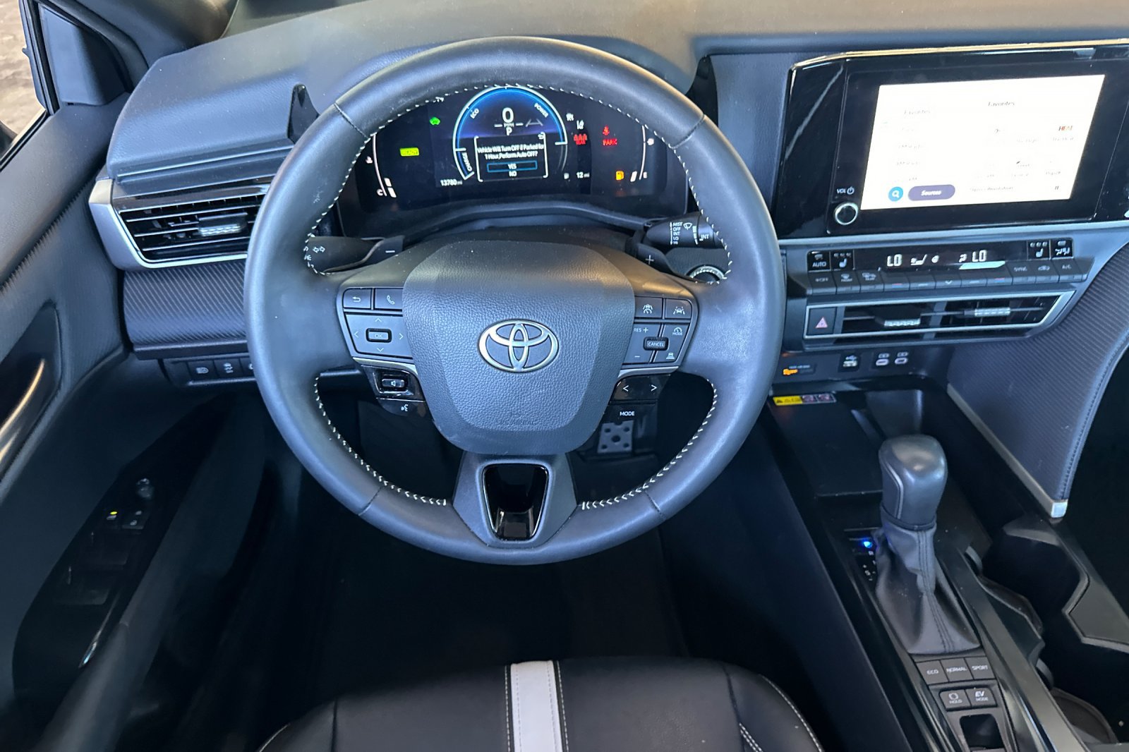 Used 2025 Toyota Camry SE w/ Convenience Package FWD image 14