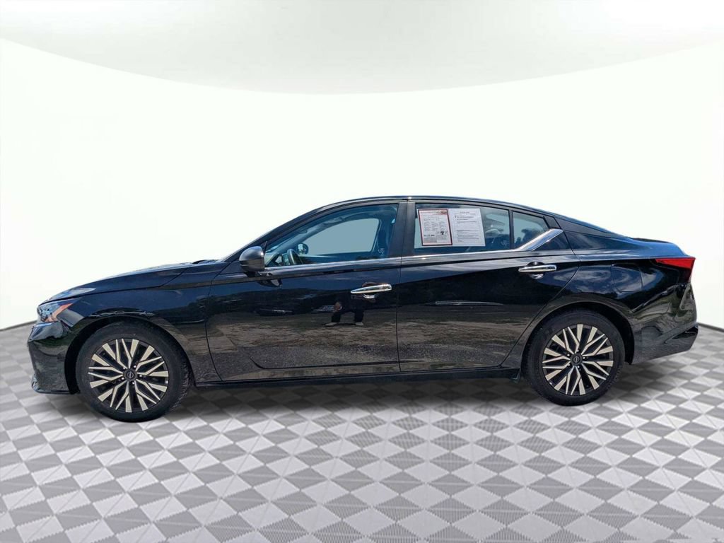 Used 2025 Nissan Altima 2.5 SV FWD image 6