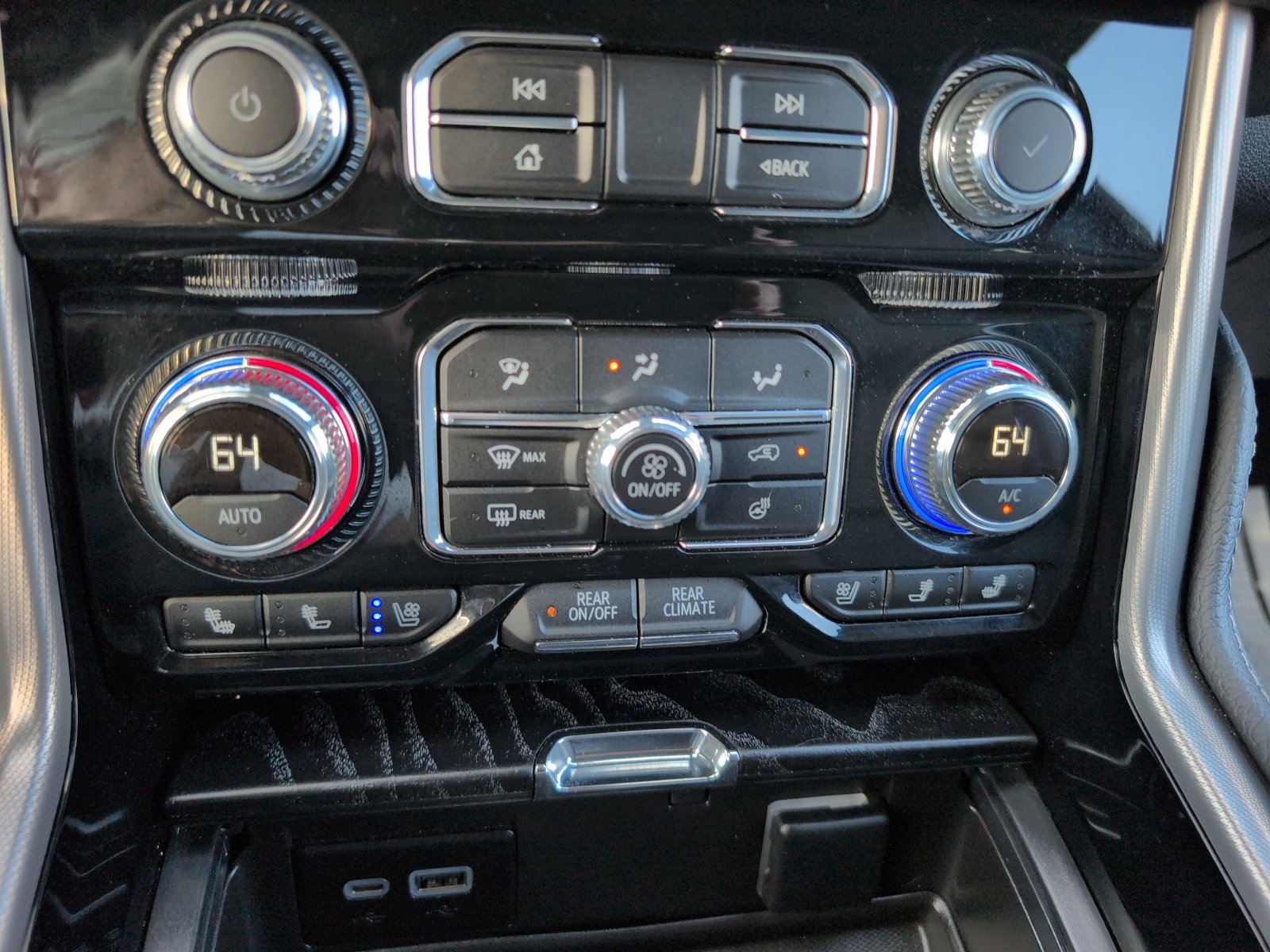 Used 2024 GMC Yukon Denali w/ Advanced Technology Package image 32