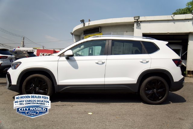 Used 2025 Volkswagen Taos SE w/ Panoramic Sunroof Package FWD image 5