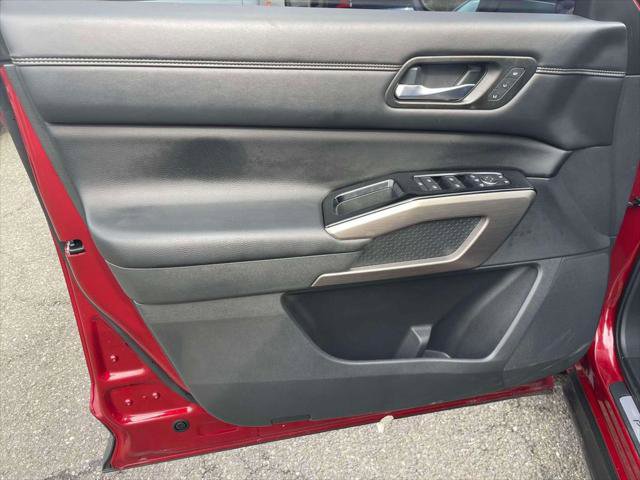 Used 2023 Nissan Pathfinder Platinum image 16