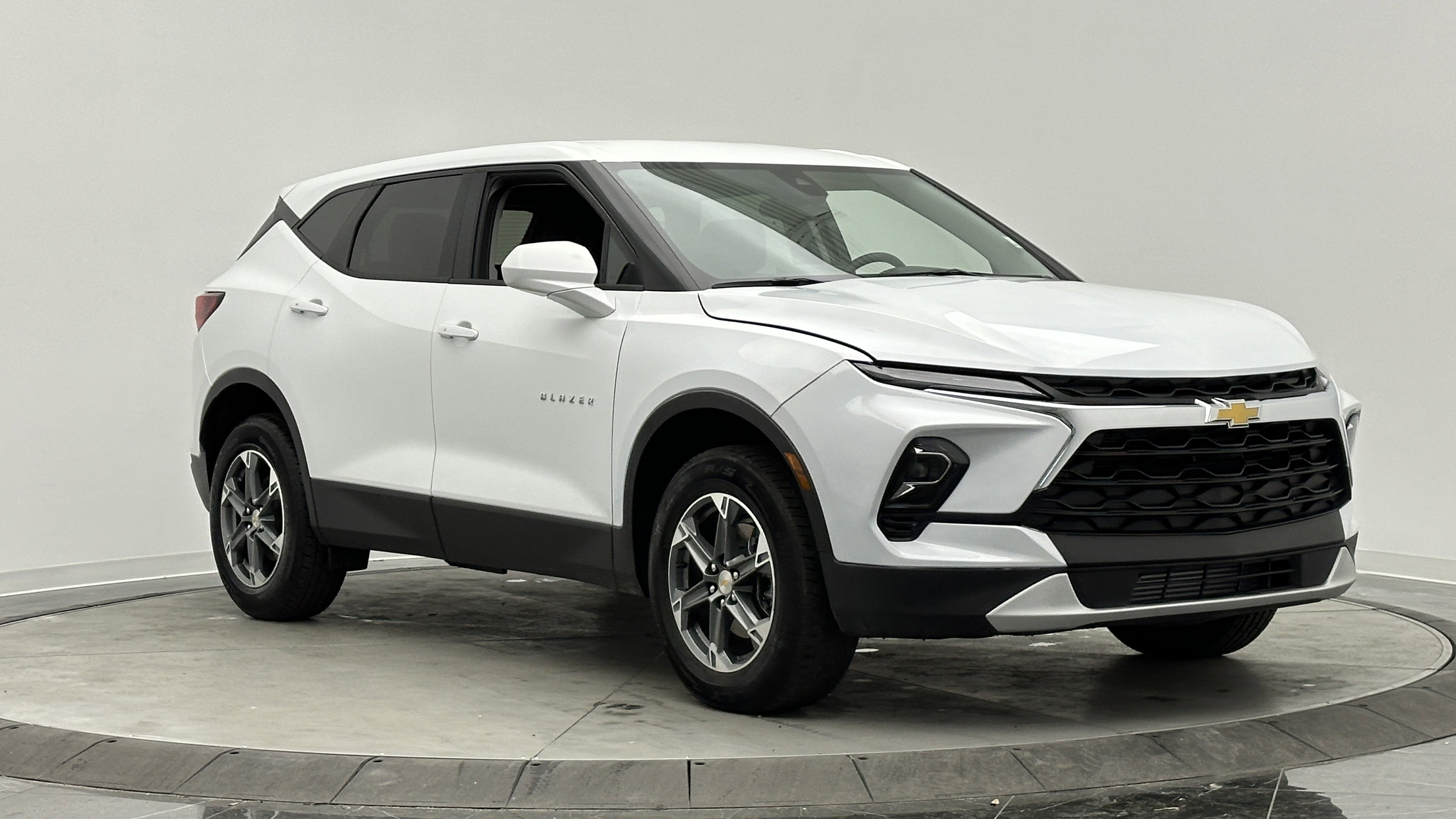 Used 2025 Chevrolet Blazer LT image 3