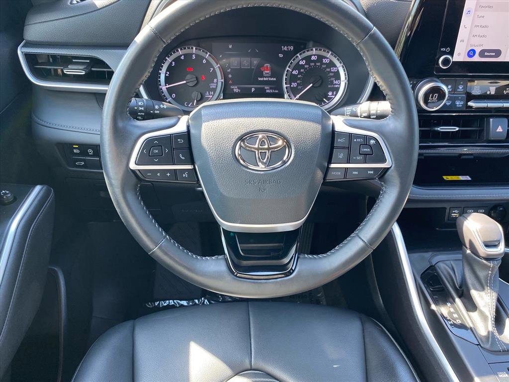 Used 2023 Toyota Highlander XSE AWD/4WD image 5