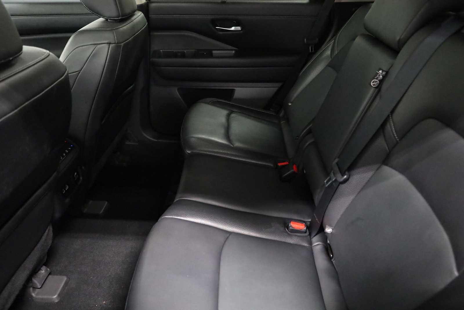 Used 2022 Nissan Pathfinder SL image 32