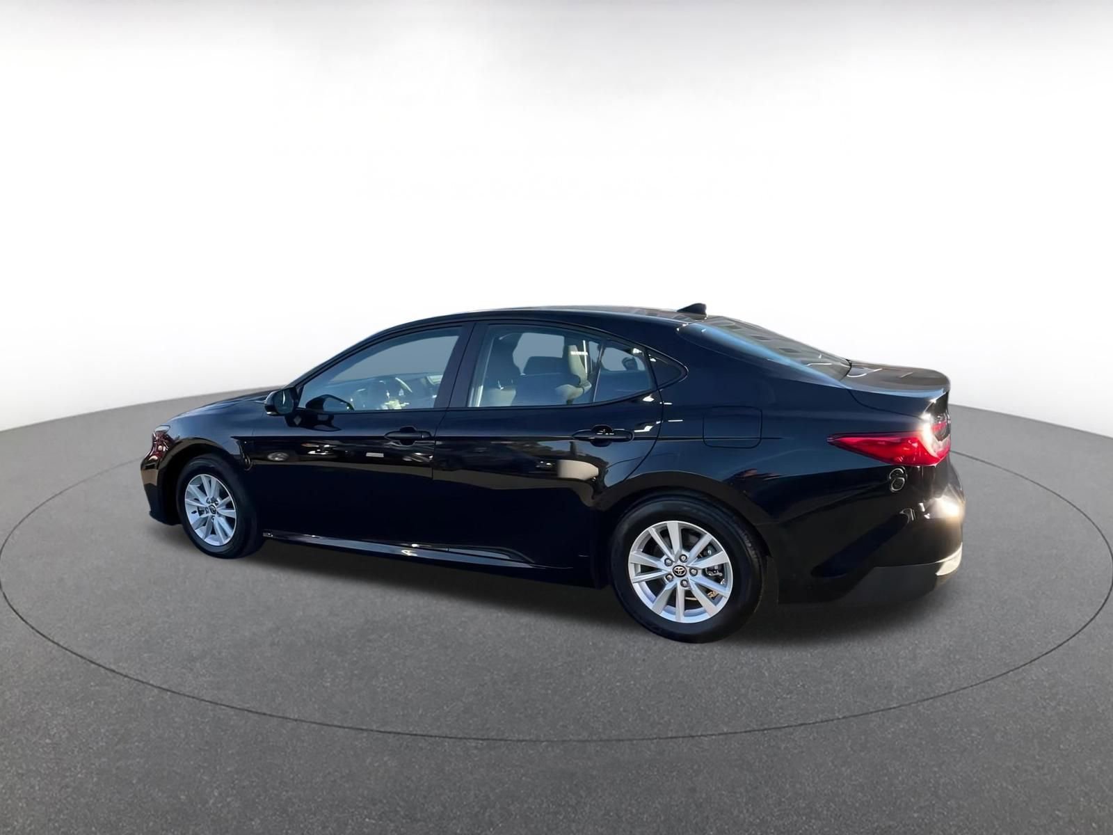 Used 2025 Toyota Camry LE image 10