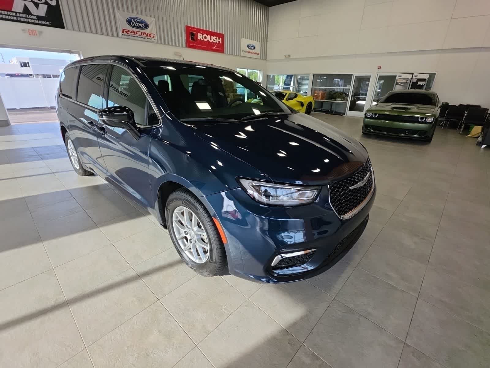Used 2025 Chrysler Pacifica Select FWD image 4