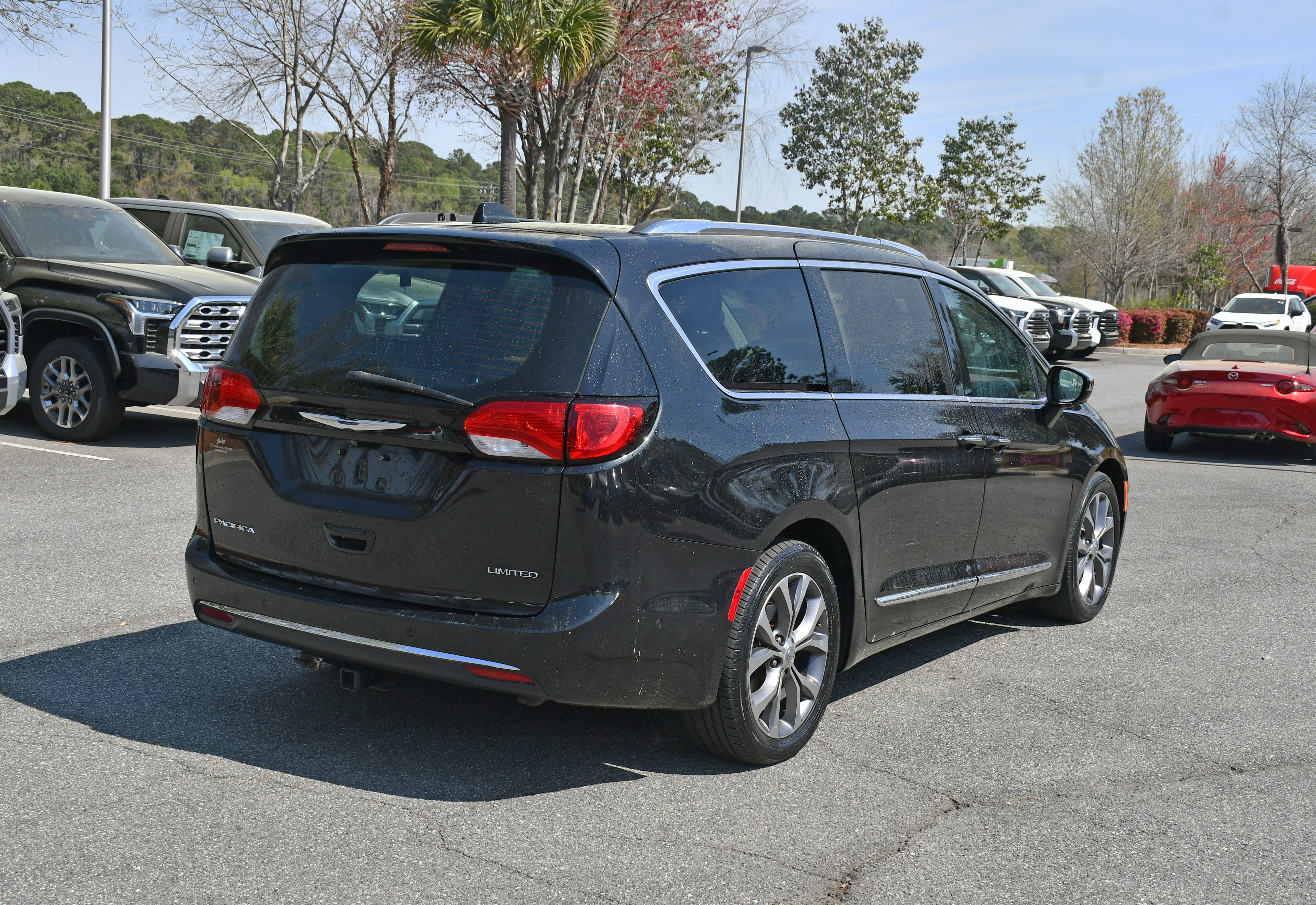 Used 2017 Chrysler Pacifica Limited w/ UConnect Theater Package image 4
