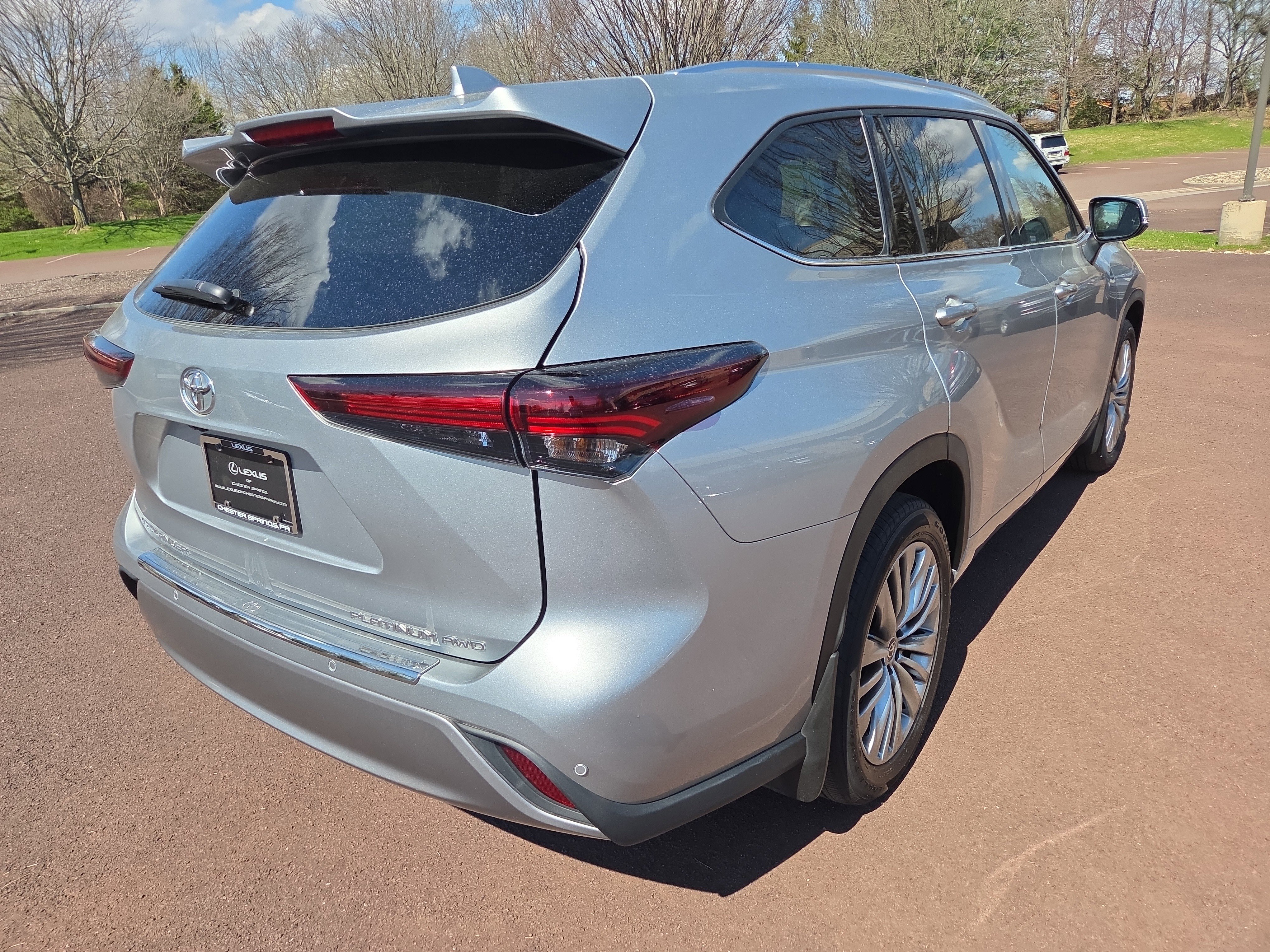 Used 2024 Toyota Highlander Platinum image 3