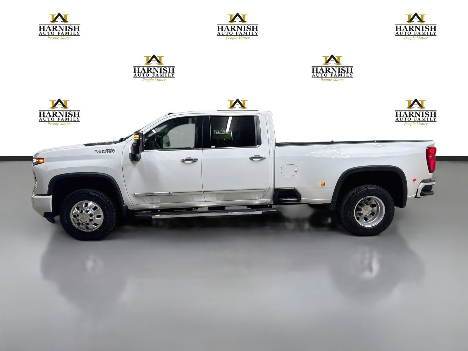 Used 2024 Chevrolet Silverado 3500 High Country w/ High Country Premium Package AWD/4WD image 9