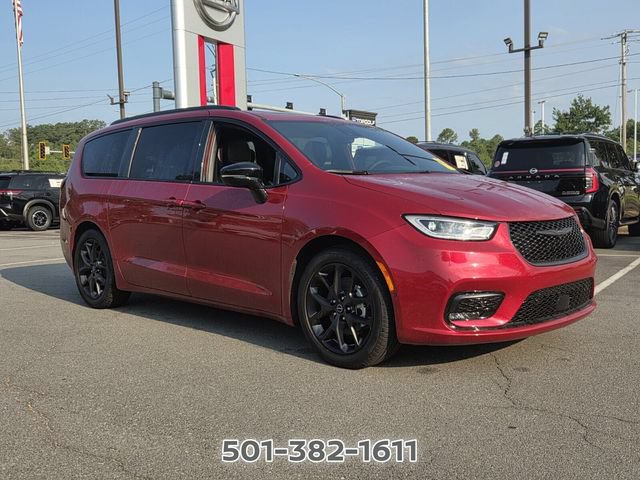 Used 2026 Chrysler Pacifica Limited w/ Uconnect Theater Family Group FWD image 7