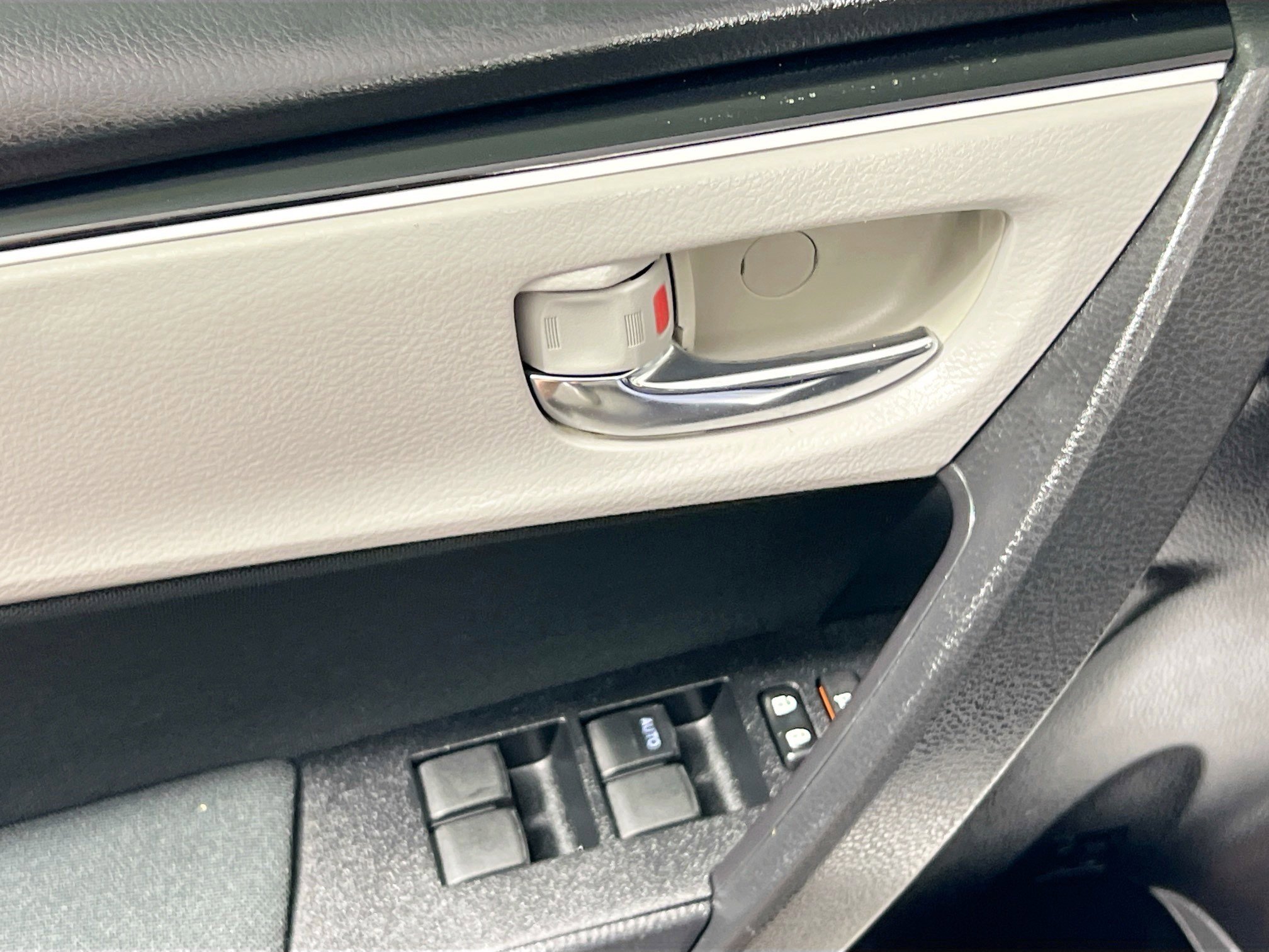 Used 2018 Toyota Corolla LE FWD image 16