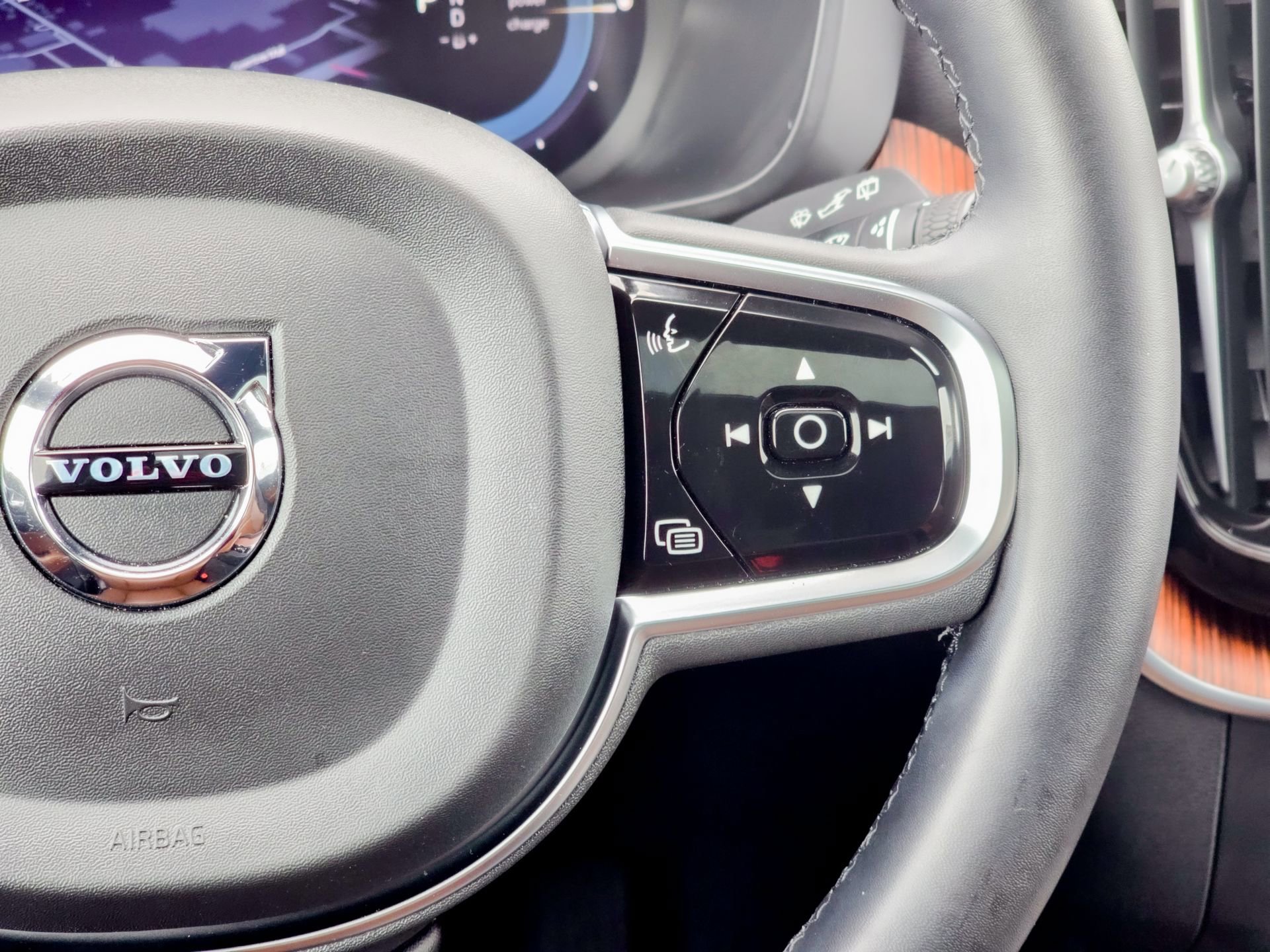 Used 2024 Volvo XC60 T8 Plus w/ Climate Package image 39