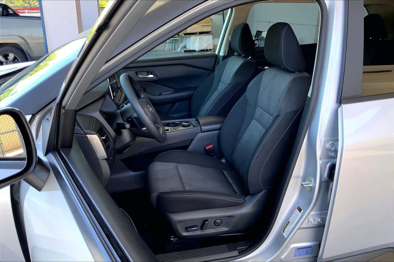 Used 2024 Nissan Rogue SV AWD/4WD image 8
