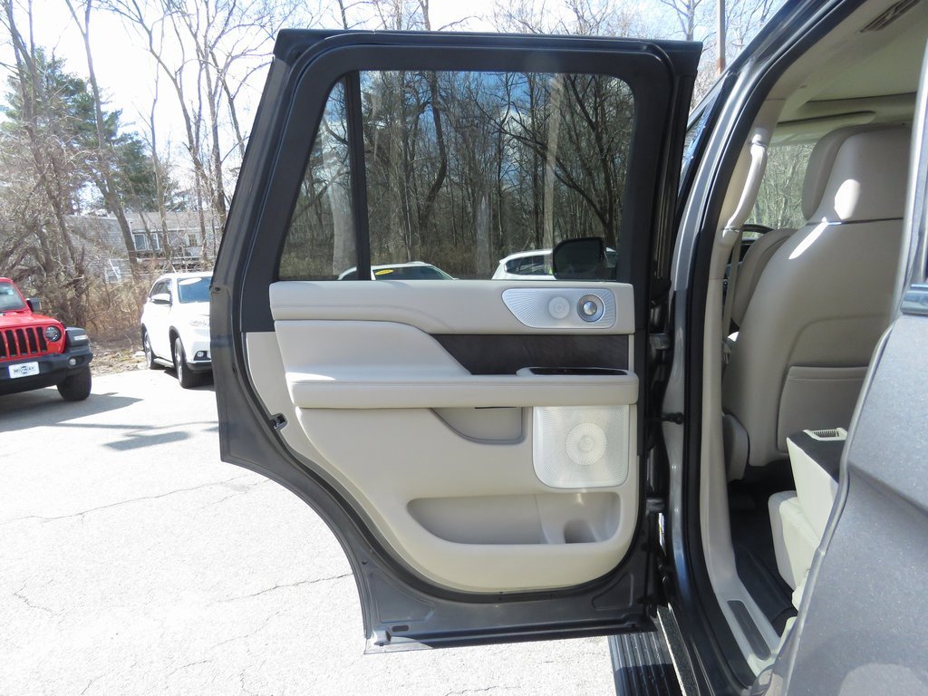 Used 2021 Lincoln Navigator Reserve w/ Luxury Package image 22