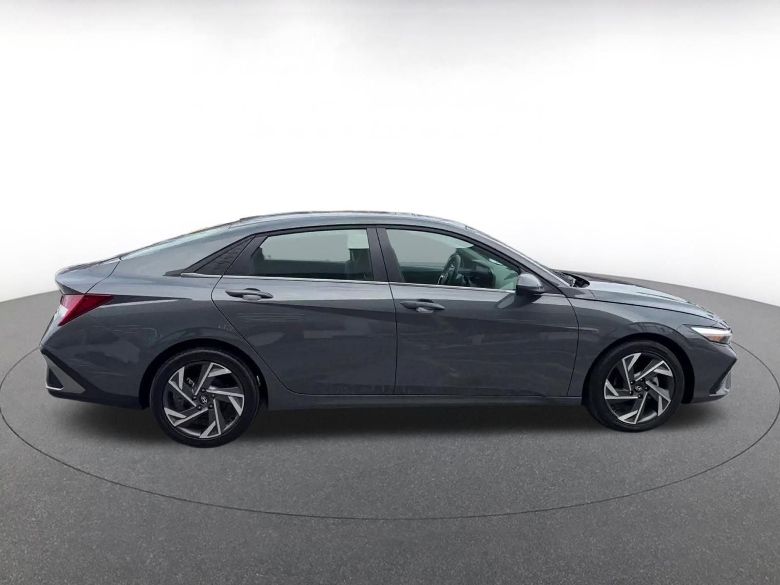 Used 2025 Hyundai Elantra SEL image 16