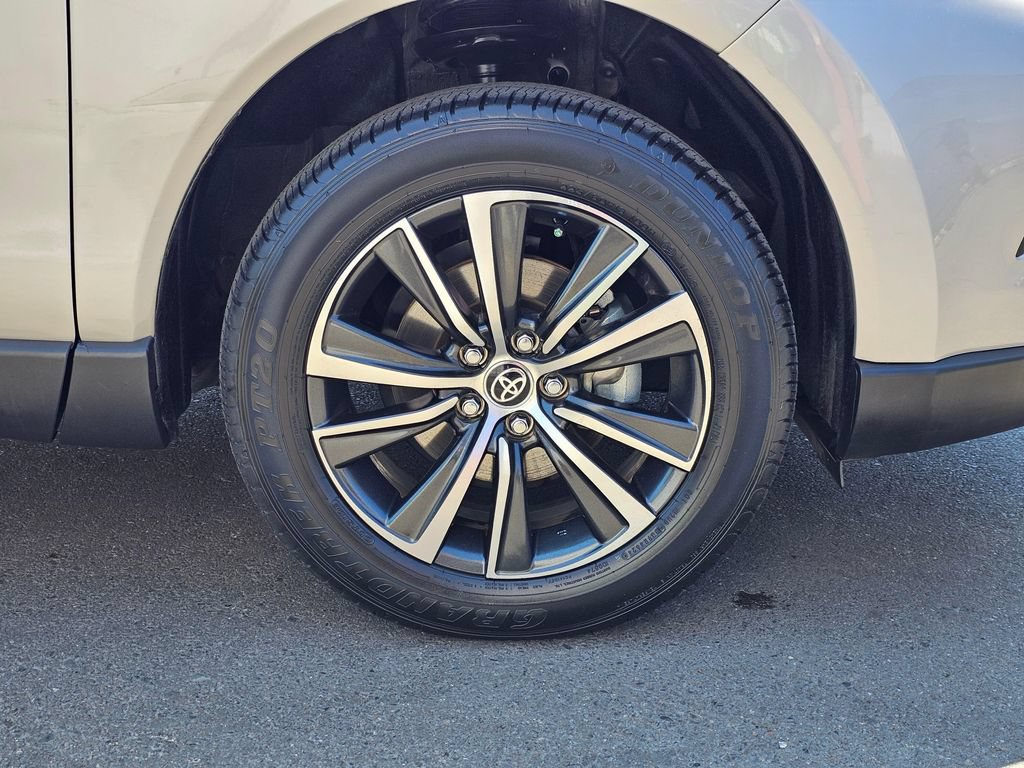 Certified 2023 Toyota Venza LE AWD/4WD image 9
