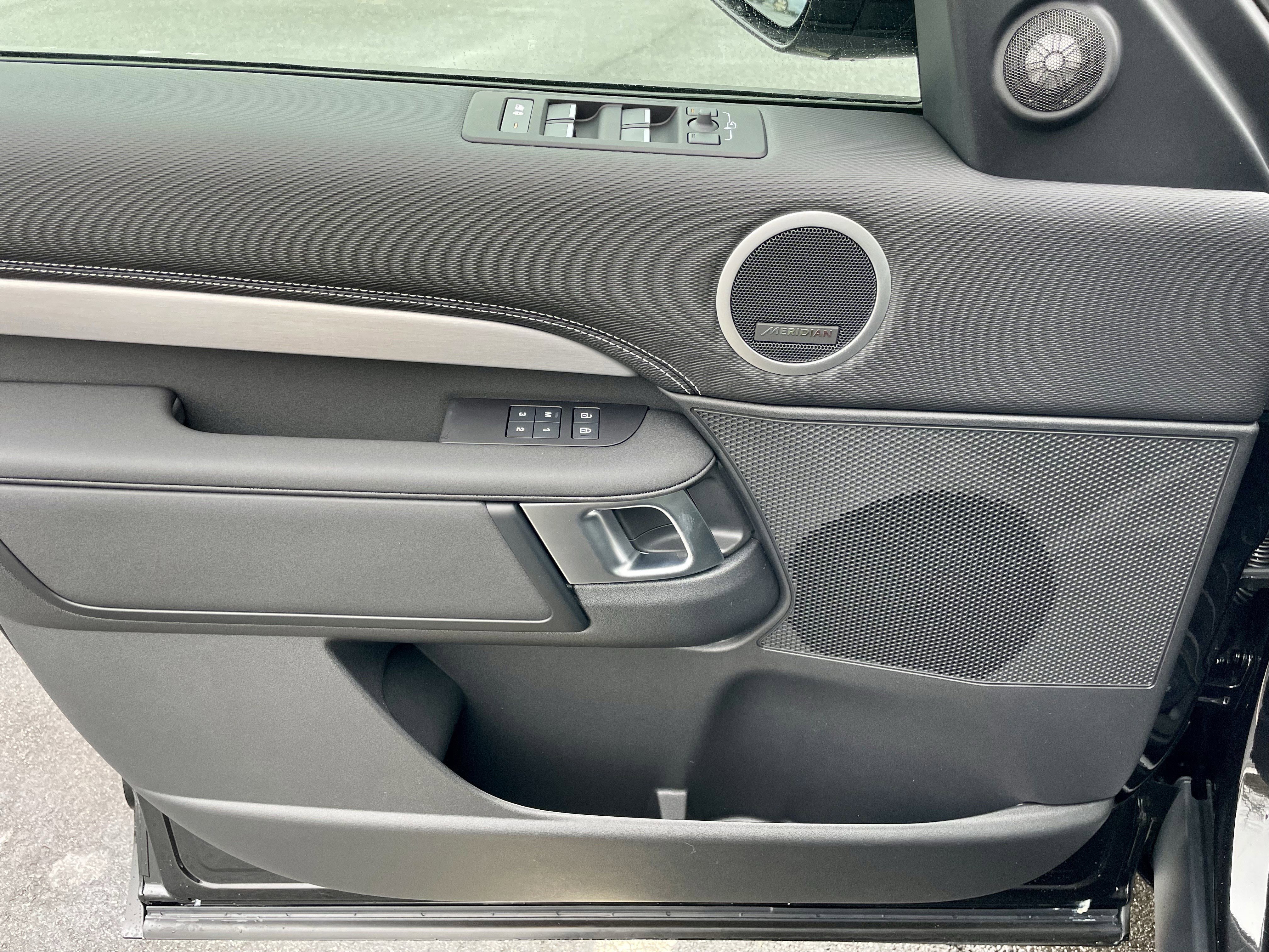 Used 2024 Land Rover Discovery Dynamic SE image 12