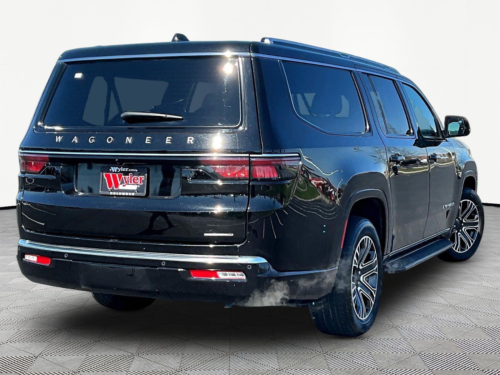 Used 2024 Jeep Wagoneer L Series II w/ Flexible Seating Group AWD/4WD image 6