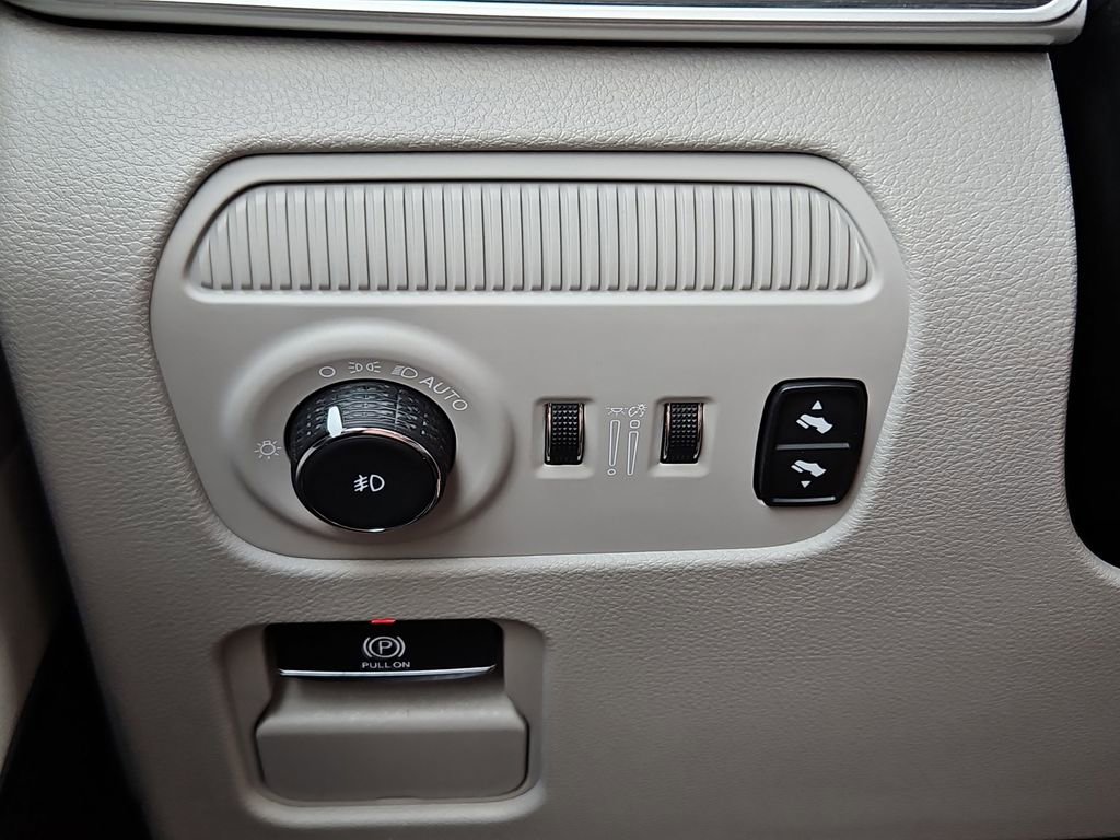 Used 2024 Jeep Wagoneer L Series II image 15