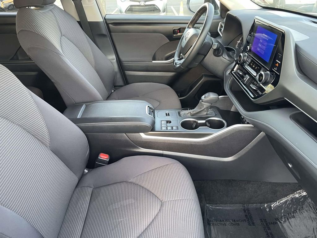 Used 2024 Toyota Highlander LE image 46