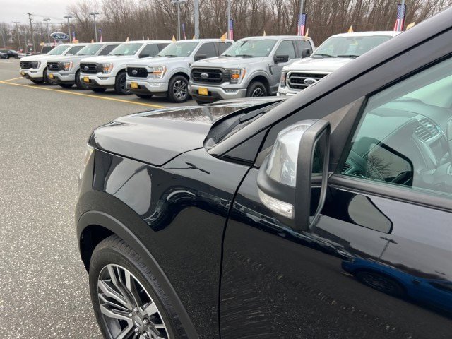 Used 2017 Ford Explorer Platinum image 30