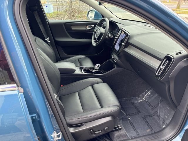 Used 2025 Volvo XC40 B5 Plus AWD/4WD image 16
