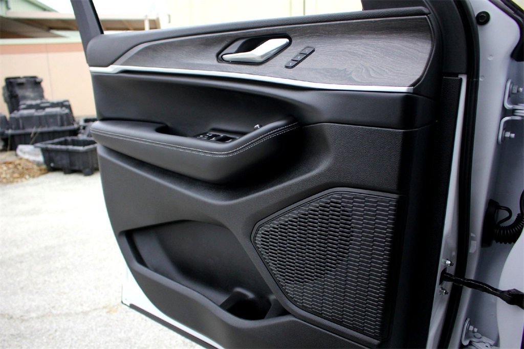 New 2025 Jeep Grand Cherokee Limited w/ MOPAR Finishing Package image 11