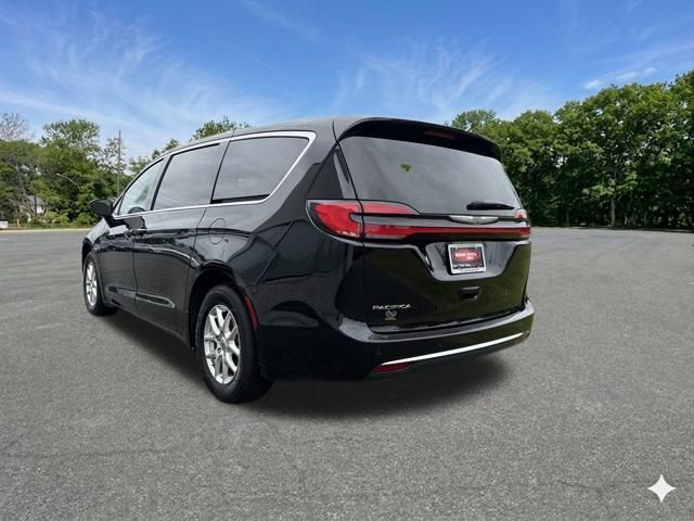 Used 2024 Chrysler Pacifica Touring-L FWD image 6