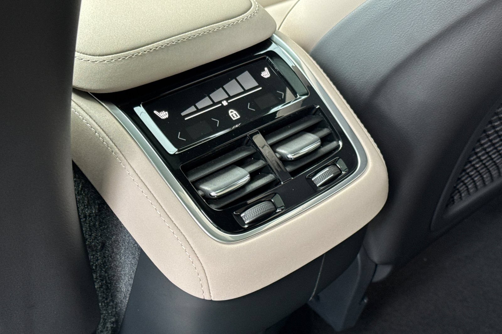 Certified 2026 Volvo XC90 B6 Core AWD/4WD image 13