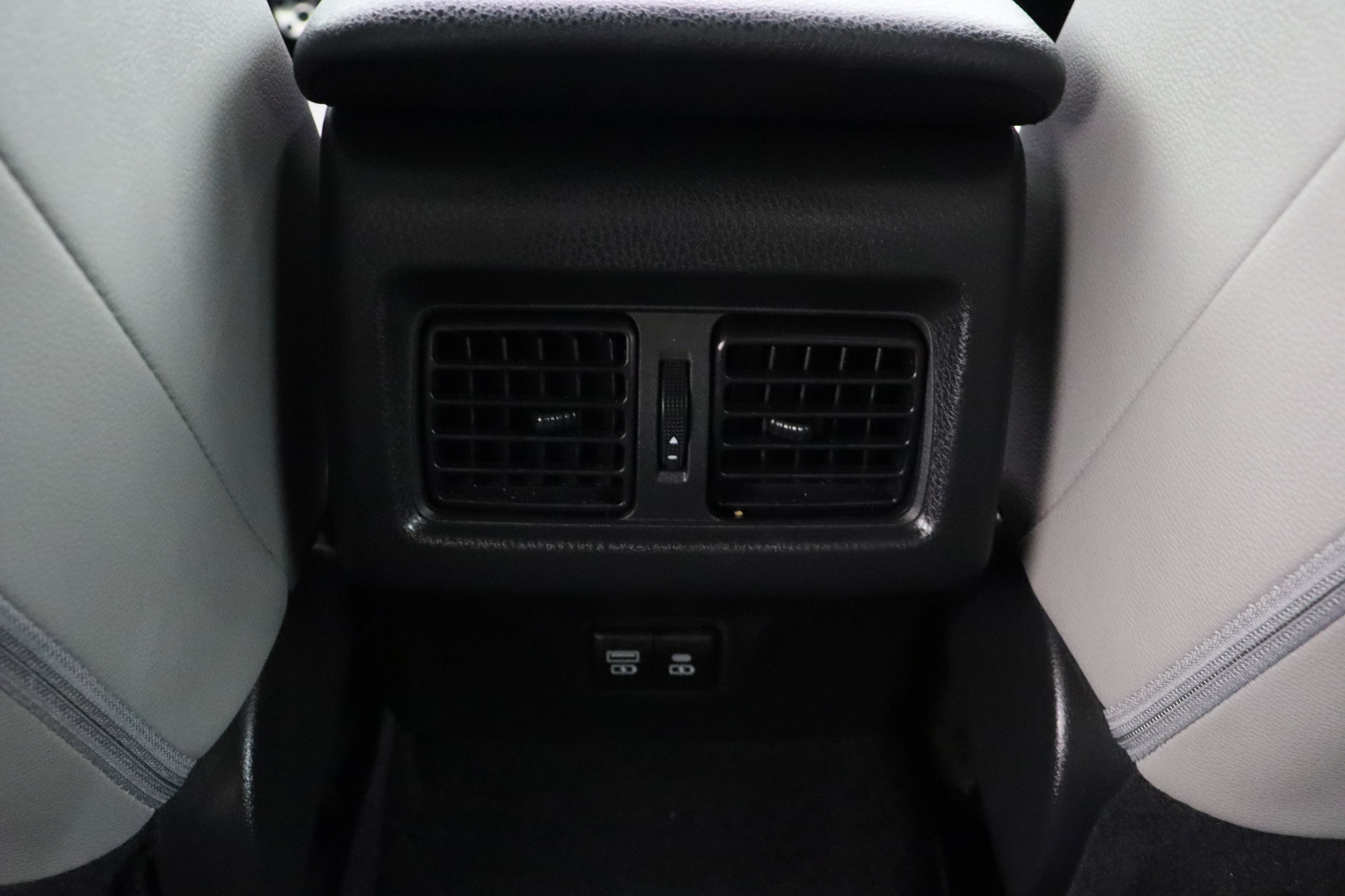 Used 2025 Toyota Camry SE w/ Convenience Package FWD image 29
