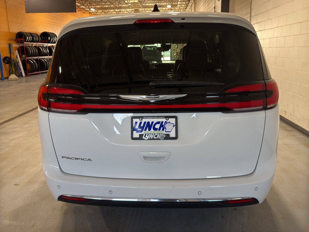 Used 2024 Chrysler Pacifica Touring-L image 4