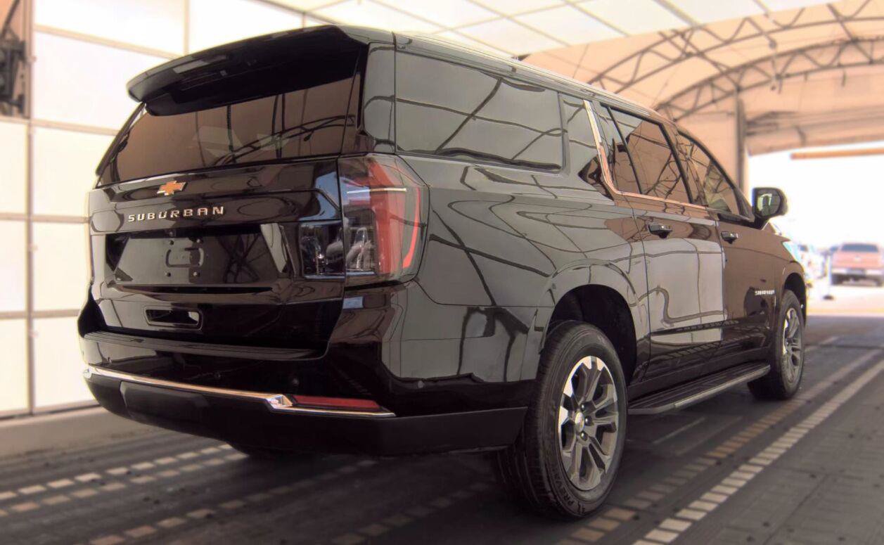 Used 2025 Chevrolet Suburban LS RWD image 2