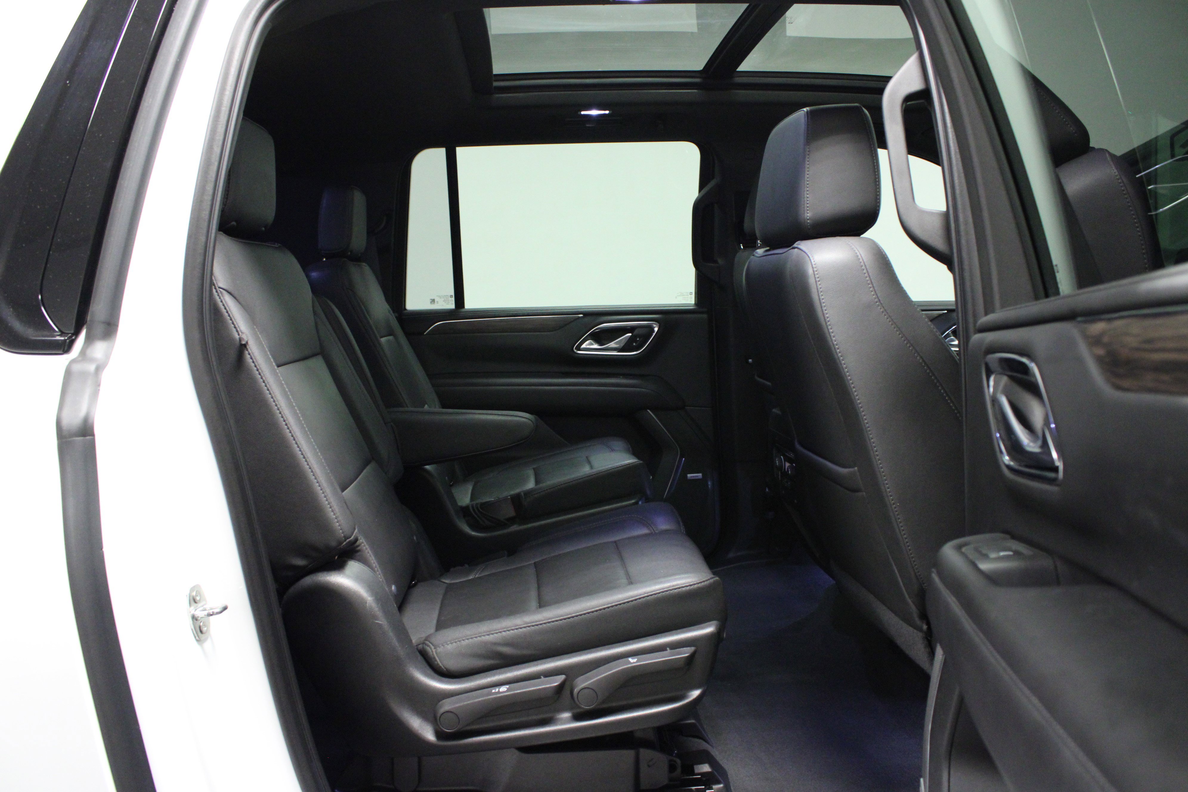 Used 2023 Chevrolet Suburban Z71 w/ Luxury Package image 16