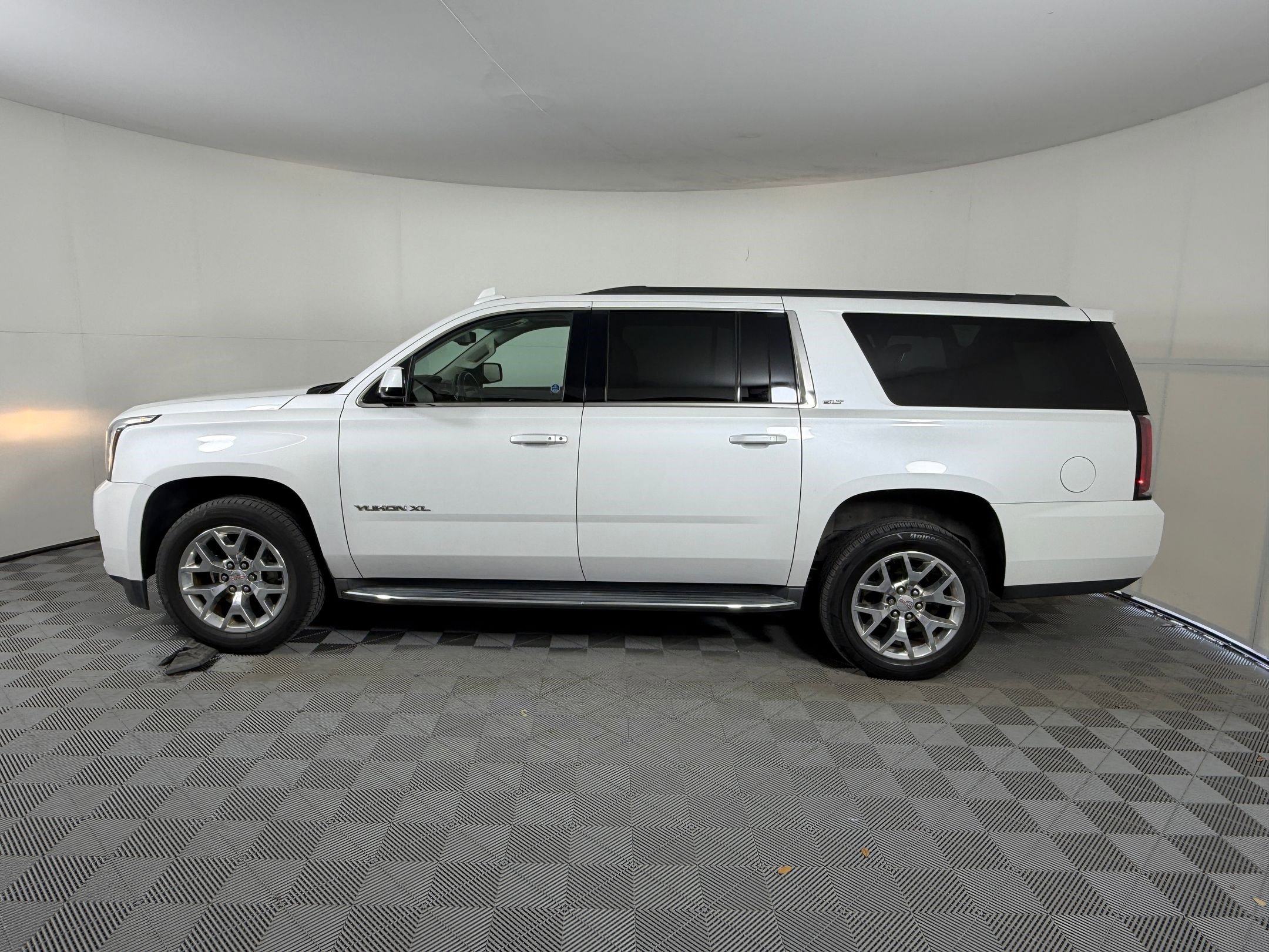 Used 2017 GMC Yukon XL SLT w/ Open Road Package RWD image 2