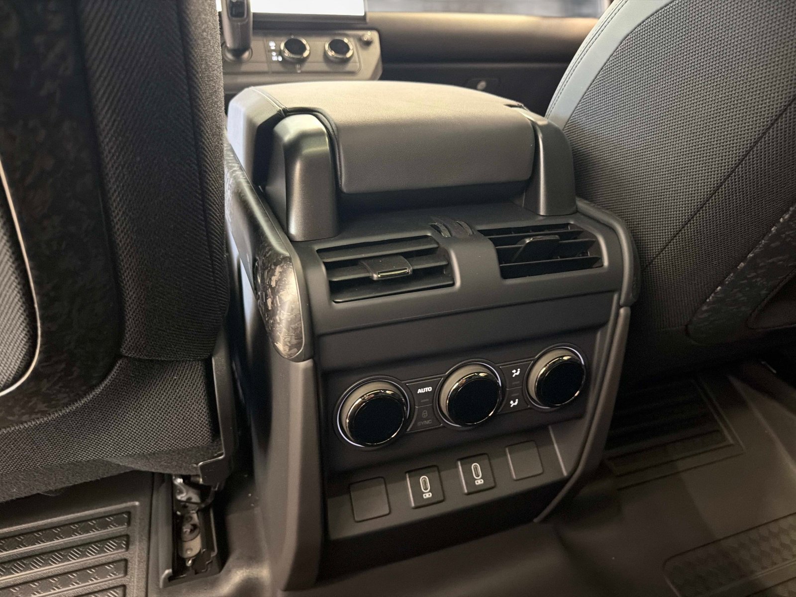 New 2026 Land Rover Defender 110 OCTA AWD/4WD image 15
