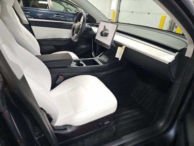 Used 2022 Tesla Model Y Long Range image 8