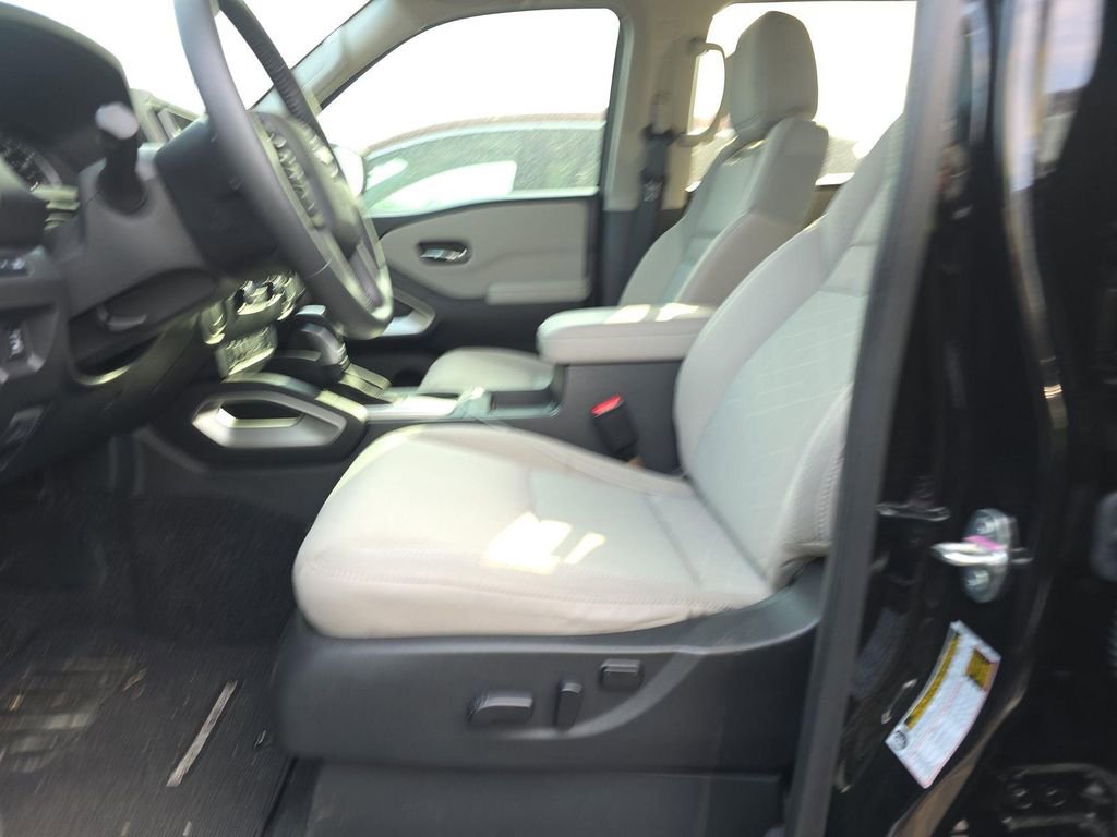 Used 2025 Nissan Frontier SV w/ SV Convenience Package image 12