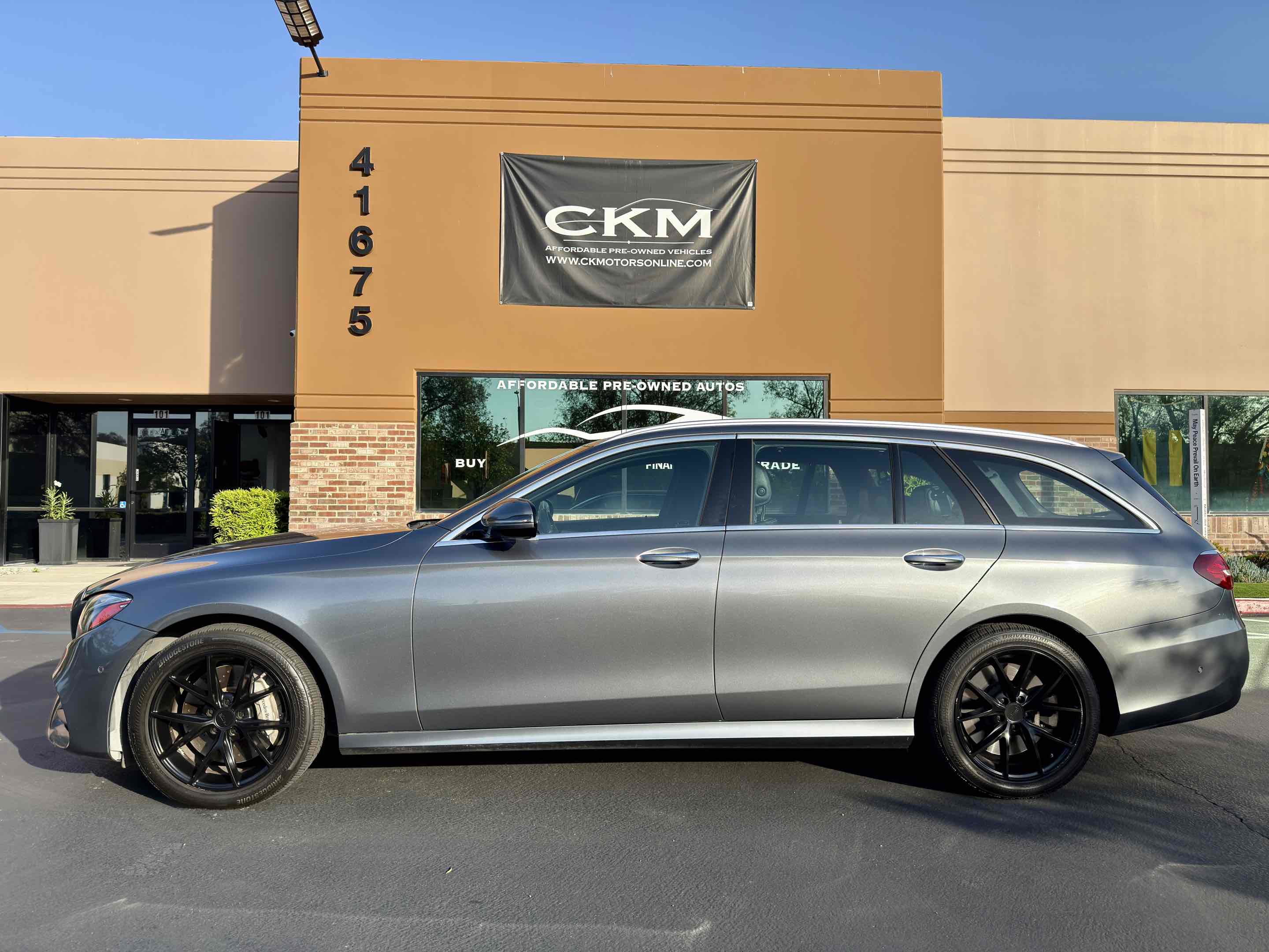 Used 2017 Mercedes-Benz E 400 4MATIC Wagon image 3