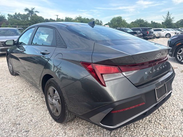 Used 2025 Hyundai Elantra SE FWD image 9