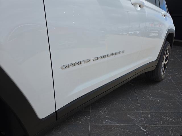 New 2025 Jeep Grand Cherokee Limited w/ Luxury Tech Group II image 41