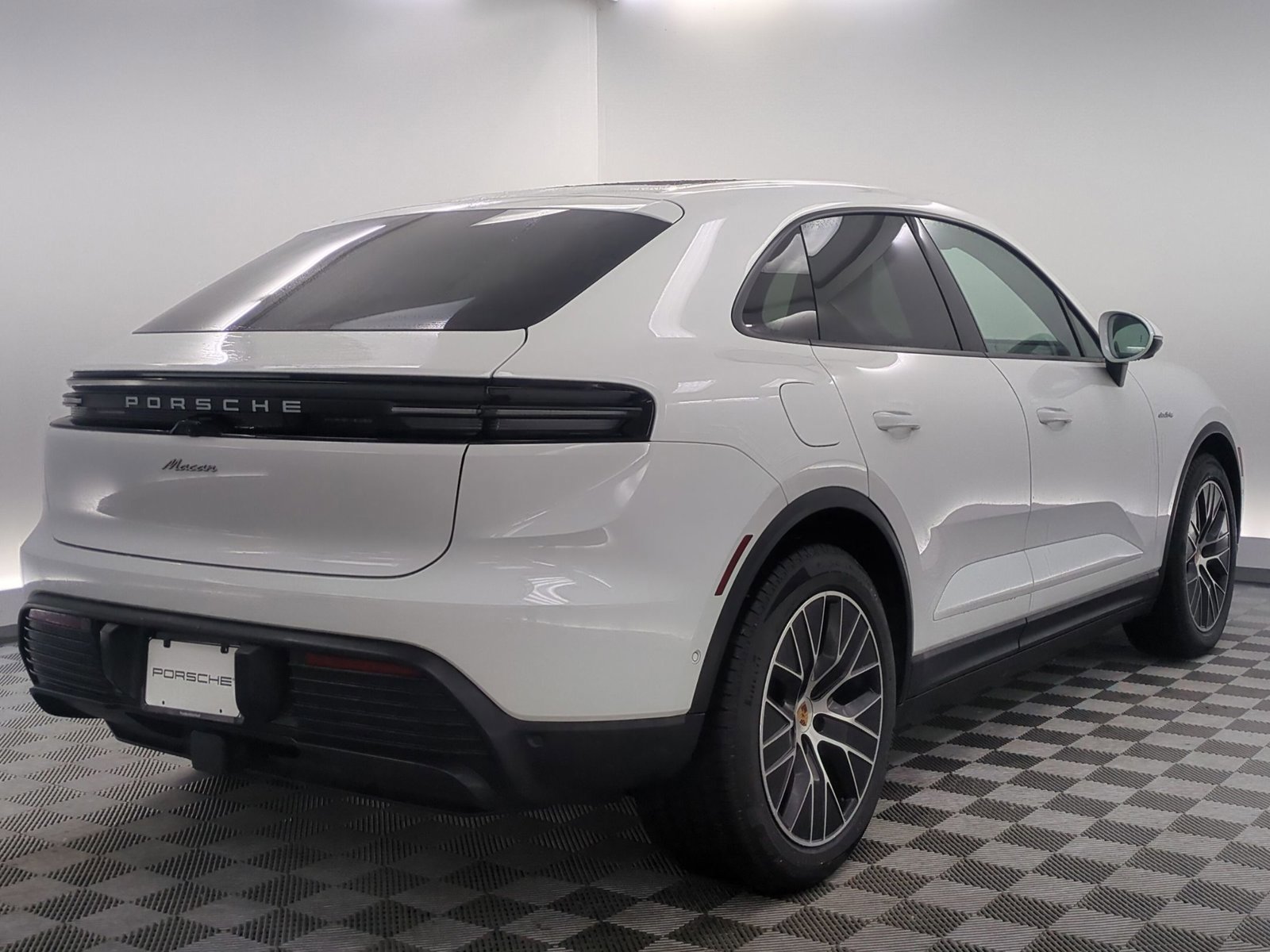 Certified 2025 Porsche Macan Electric RWD image 9