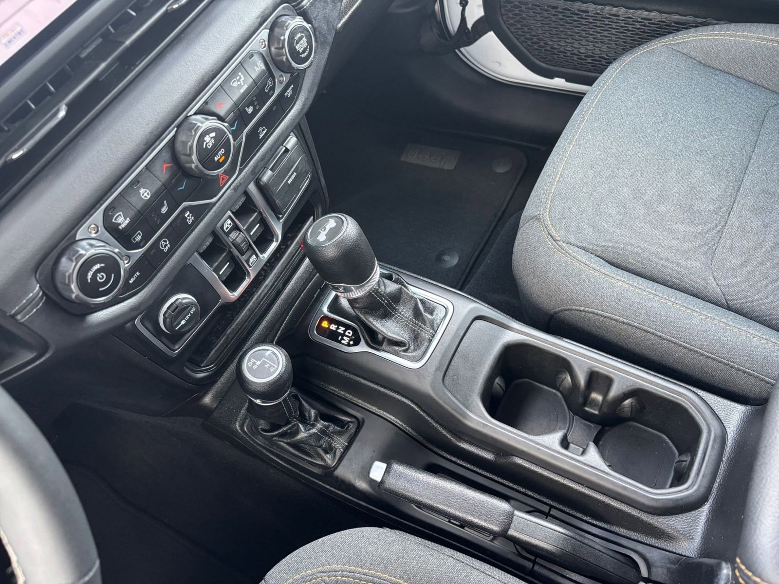 Used 2025 Jeep Wrangler Sahara image 40