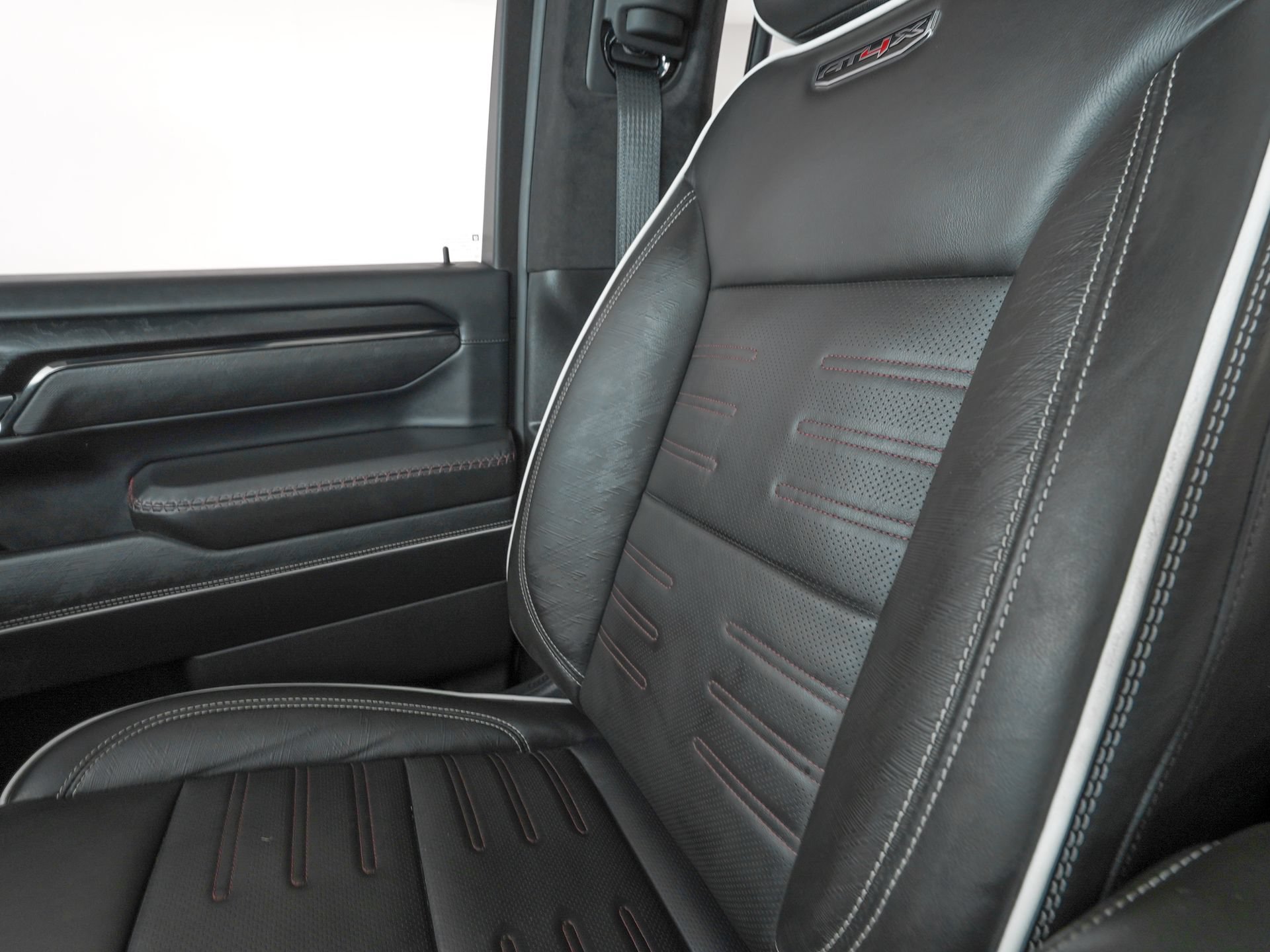 Used 2025 GMC Sierra 2500 AT4X AWD/4WD image 28