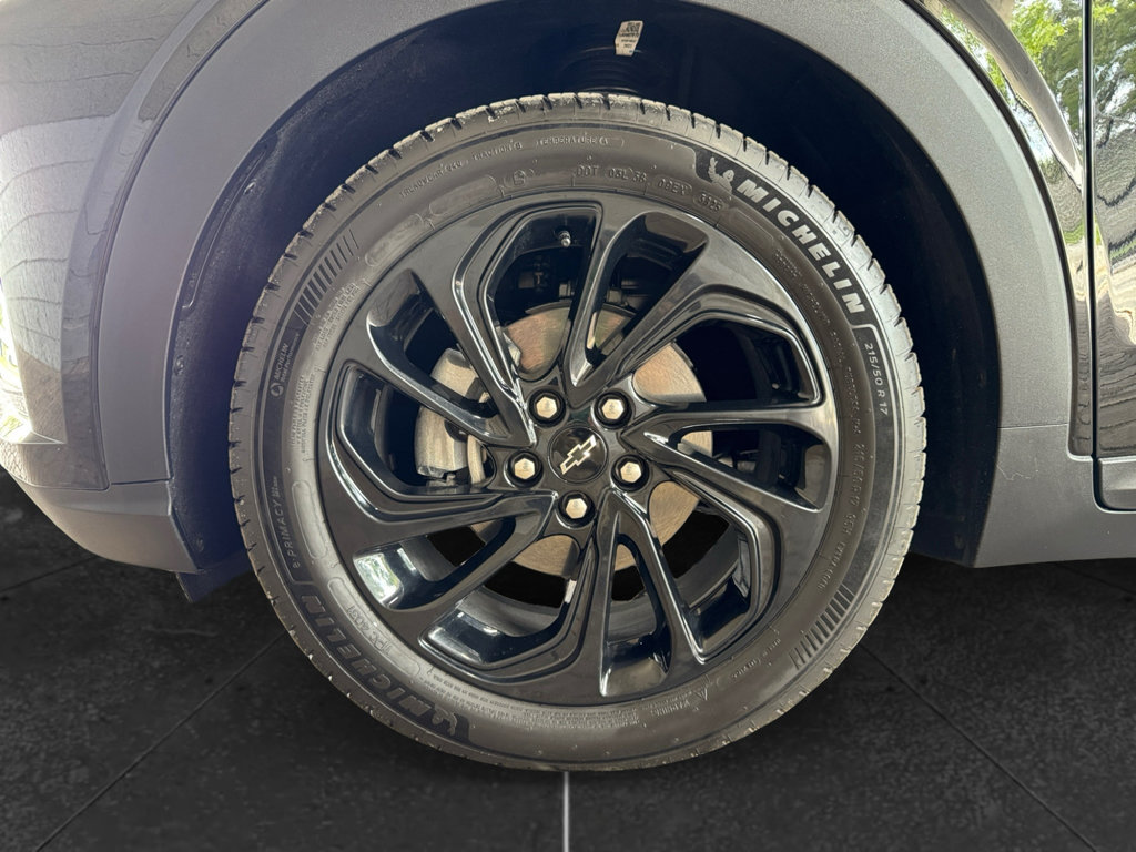 Used 2027 Chevrolet Bolt RS w/ Technology Package FWD image 29