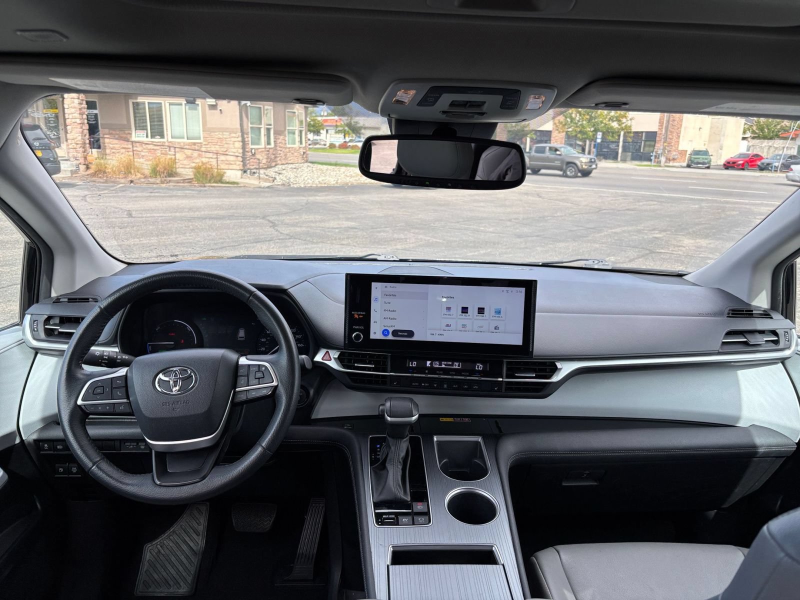 Used 2025 Toyota Sienna XLE FWD image 35